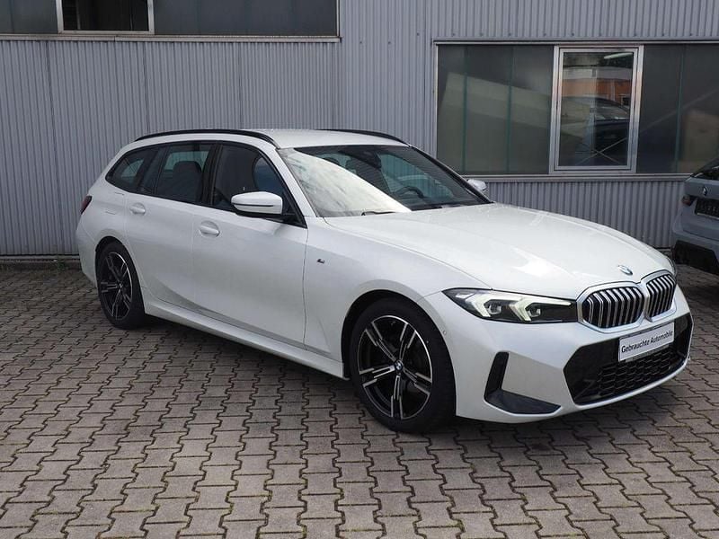 Mineralweiß metallic Gebraucht 2024 BMW 318 Performance Kombi | 37.980 € (Etwas zu teuer) - Bild 1/4