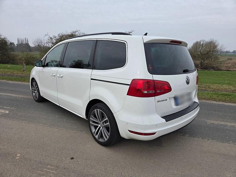 Second-hand VW Sharan 140 CP (102 kW) 2012 Alb Monovolum