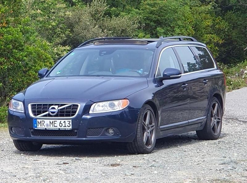 Blau Gebraucht 2013 Volvo V70 Momentum Kombi | 9.150 € (Guter Preis) - Bild 1/4