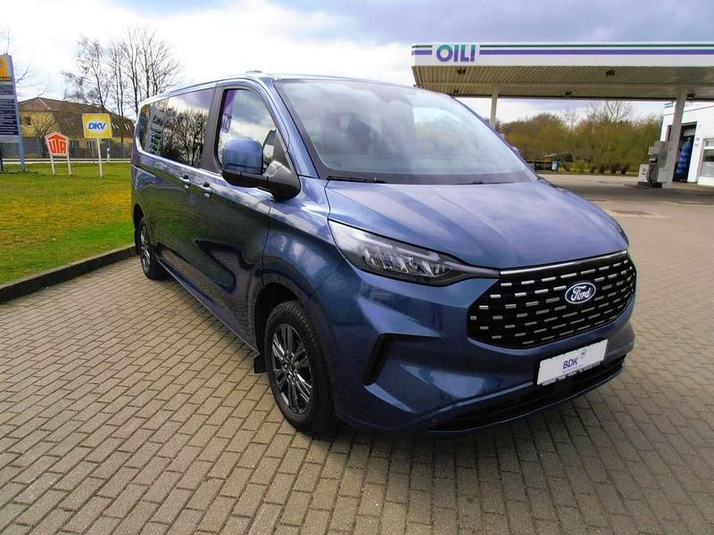 Gebraucht Ford Tourneo Titanium 150 PS (110 kW) 2024 Chrome blue metallic Van / Kleinbus