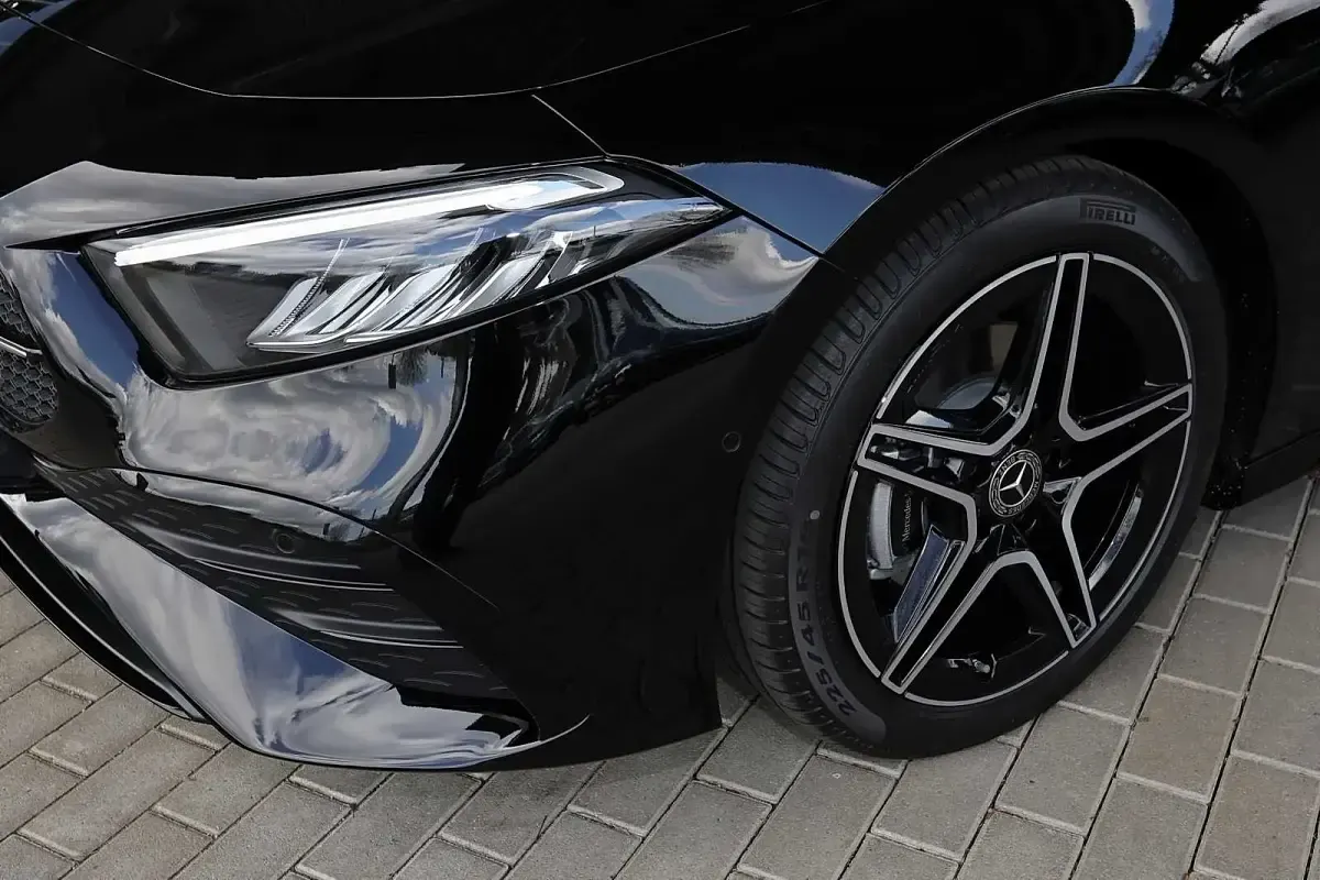 Gebraucht Mercedes A200 AMG 163 PS (119 kW) 2025 Unilack nachtschwarz Limousine