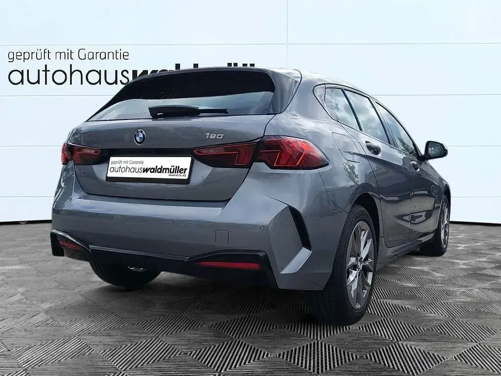 Używany BMW 120 170 KM (125 kW) 2024 Szary Hatchback
