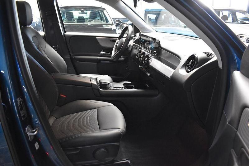 Gebraucht Mercedes GLB200 163 PS (119 kW) 2024 Blau SUV