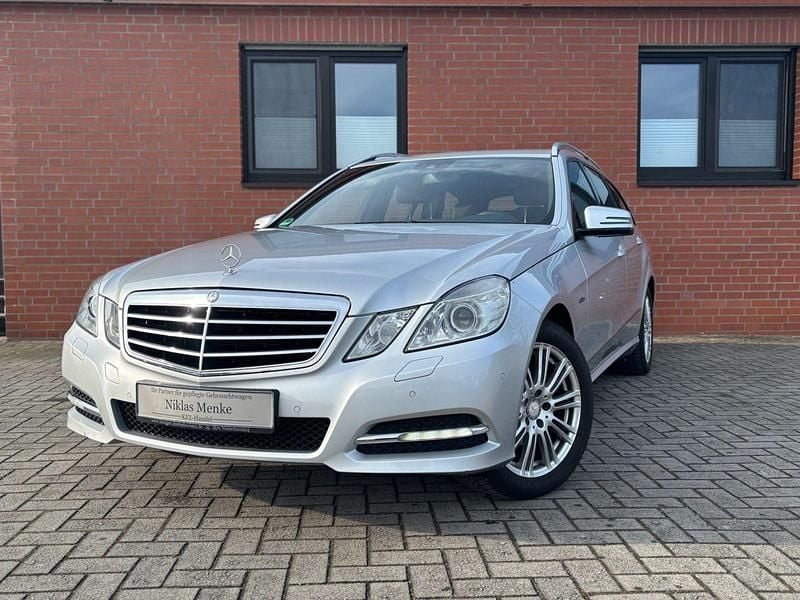 Silber Gebraucht 2010 Mercedes E200 Kombi | 10.990 € (Etwas zu teuer) - Bild 1/3