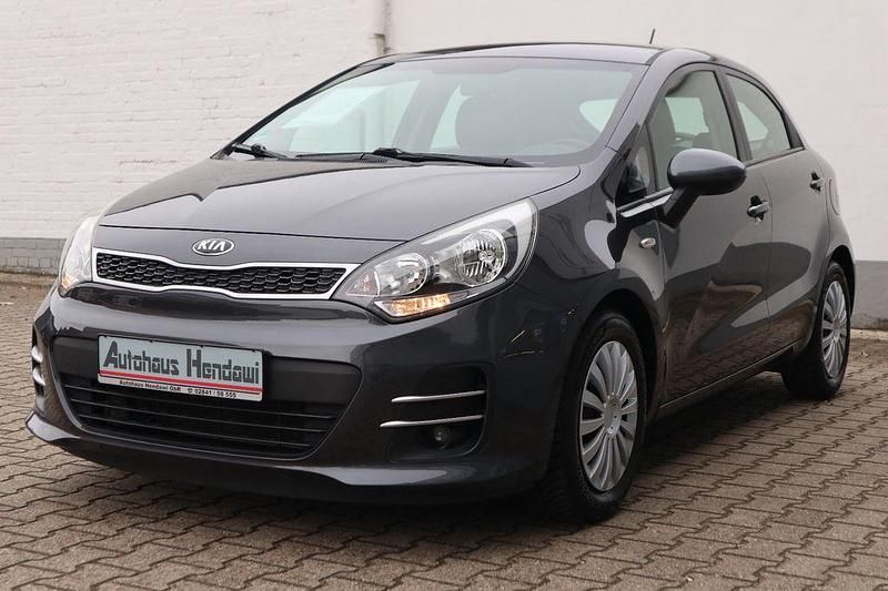 Gebraucht Kia Rio Attract 86 PS (63 kW) 2015 Grau Limousine