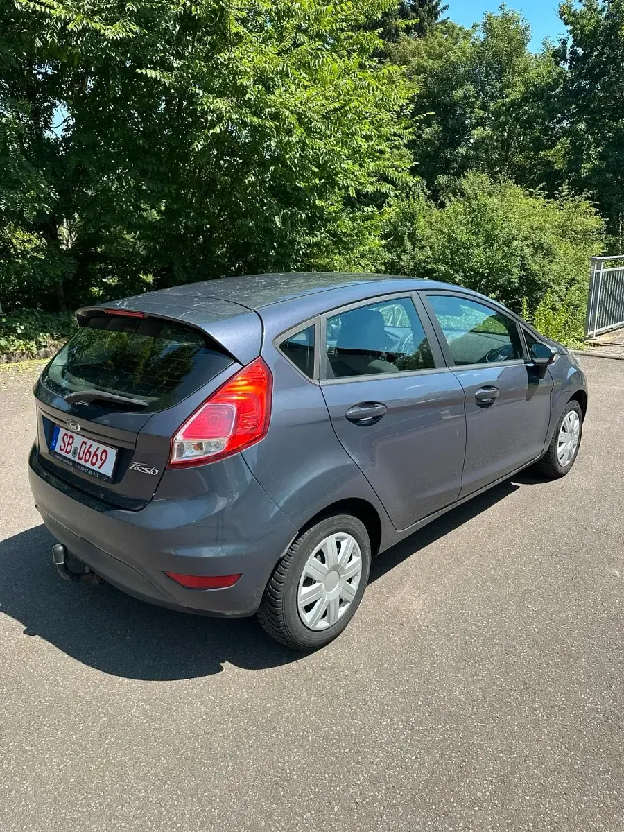 Gebraucht Ford Fiesta 81 PS (59 kW) 2014 Grau Kleinwagen