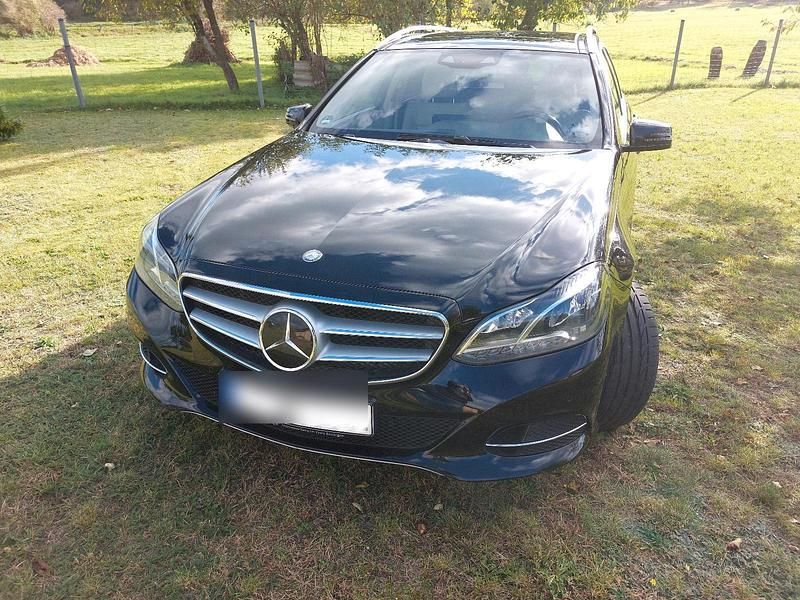 Schwarz Gebraucht 2014 Mercedes E200 Kombi | 11.200 € (Fairer Preis) - Bild 1/4