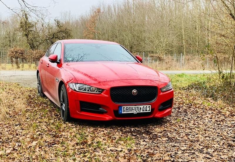 Gebraucht Jaguar XE R-Sport 179 PS (131 kW) 2019 Rot Limousine