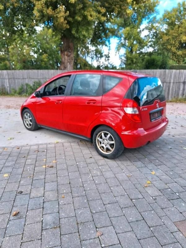 Używany Mercedes A160 95 KM (69 kW) 2010 Czerwony Sedan/Limuzyna
