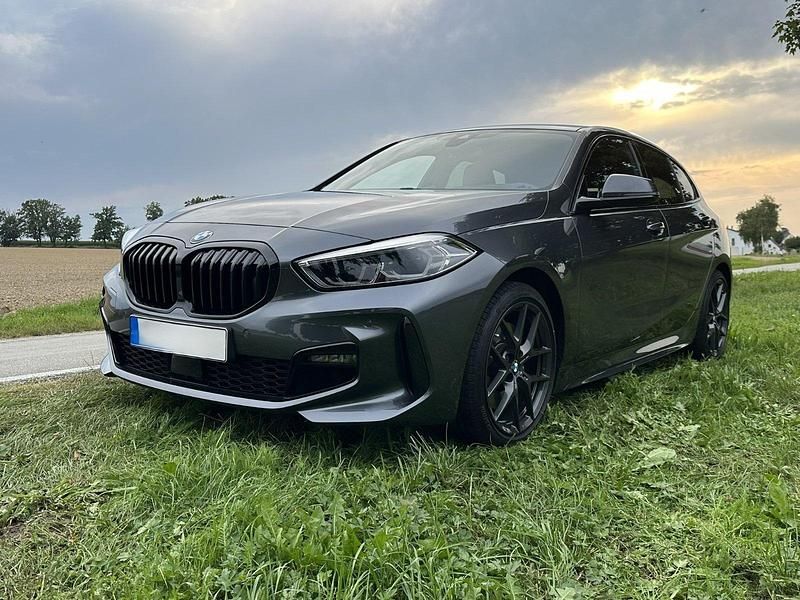 Grau Gebraucht 2021 BMW 120 M Sport Kleinwagen | 28.900 € (Etwas zu teuer) - Bild 1/4