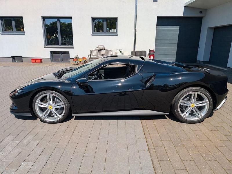 Neu Ferrari 296 829 PS (609 kW) 2025 Schwarz Cabrio