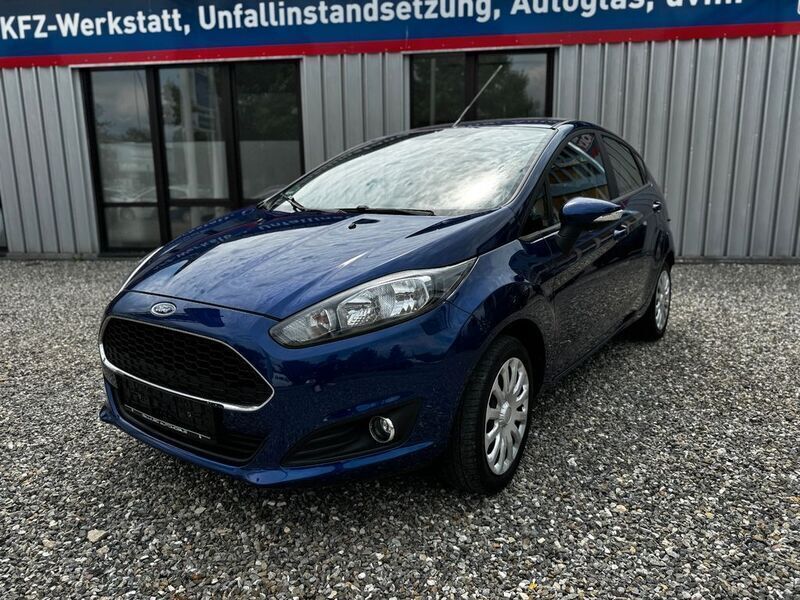 Blau Gebraucht 2016 Ford Fiesta Celebration Kleinwagen | 7.999 € (Fairer Preis) - Bild 1/4