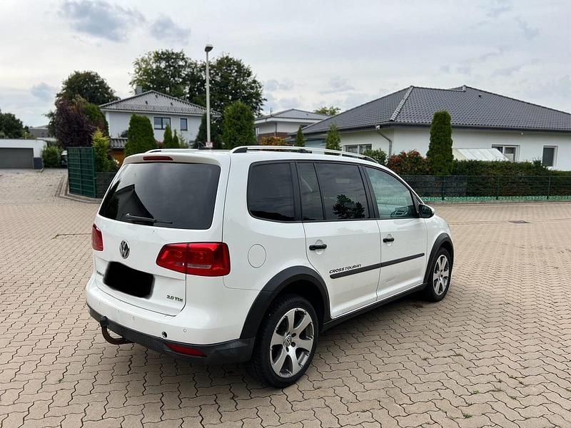 Weiß Gebraucht 2011 VW Touran Cross Van / Kleinbus | 7.500 € (Guter Preis) - Bild 1/4