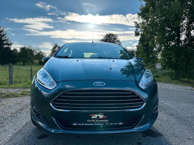 Grau Gebraucht 2016 Ford Fiesta Titanium Kleinwagen | 6.999 € (Fairer Preis) - Bild 1/4
