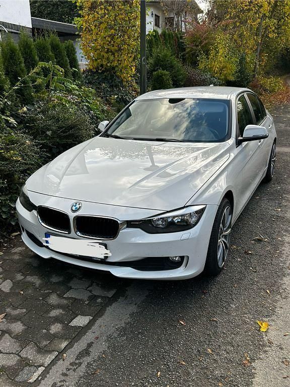 Weiß Gebraucht 2015 BMW 320 Efficient Dynamics Limousine | 12.600 € (Guter Preis) - Bild 1/4