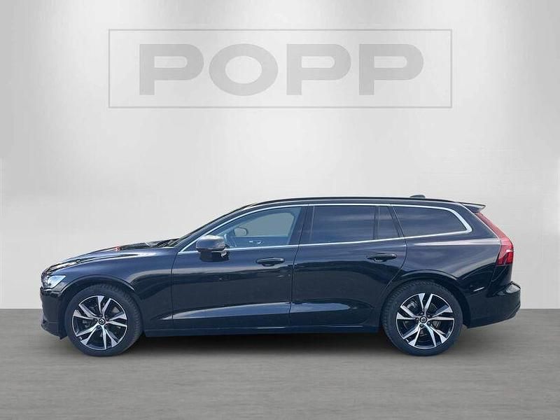 Gebraucht Volvo V60 Core 163 PS (119 kW) 2024 Onyx black / metallic Kombi