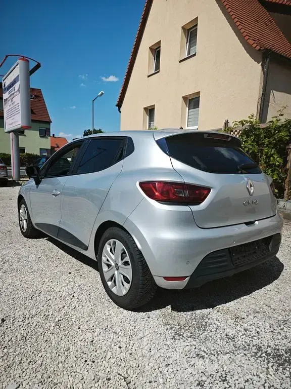 Gebraucht Renault Clio 73 PS (53 kW) 2017 Silber Limousine
