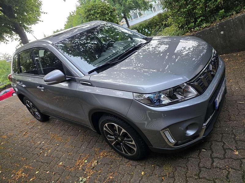 Grau Gebraucht 2020 Suzuki Vitara Comfort+ SUV | 22.499 € (Fairer Preis) - Bild 1/4