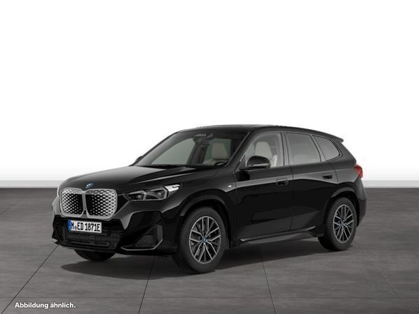 Black sapphire metallic Gebraucht 2024 BMW iX1 Luxury Line SUV | 50.244 € (Teuer) - Bild 1/3