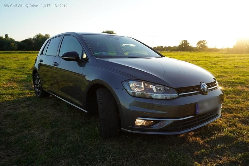 Grau Gebraucht 2019 VW Golf VII Kombi | 12.900 € (Guter Preis) - Bild 1/4