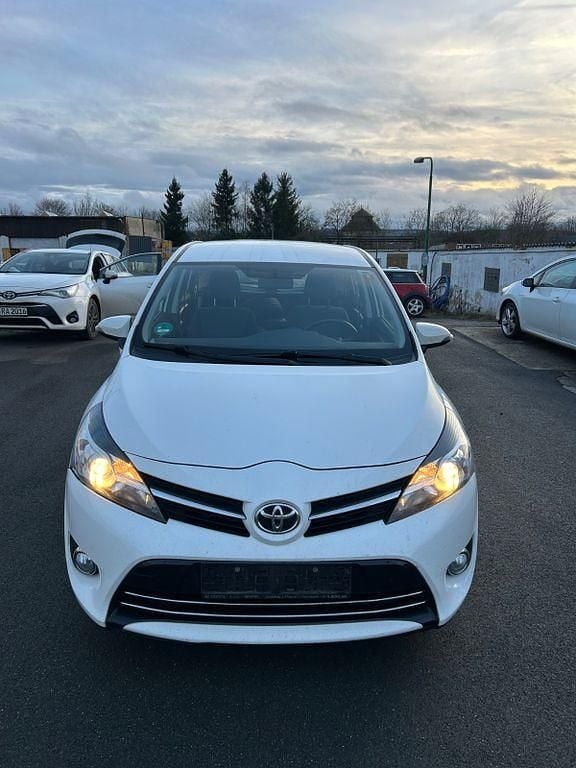 Gebraucht Toyota Verso 111 PS (81 kW) 2015 Weiß Van / Kleinbus