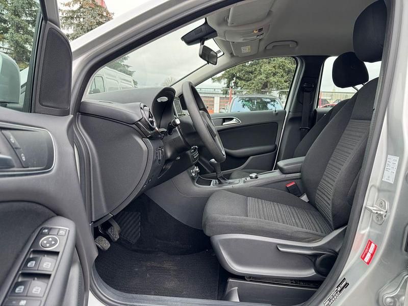 Gebraucht Mercedes B180 122 PS (89 kW) 2014 Silber Van / Kleinbus