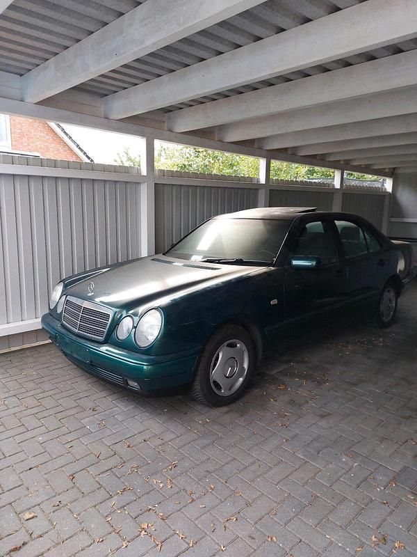 Grün Gebraucht 1997 Mercedes 190 Limousine | 2.750 € - Bild 1/4