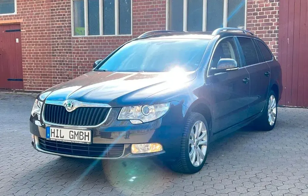 Gebraucht Skoda Superb Family 160 PS (117 kW) 2011 Braun Kombi