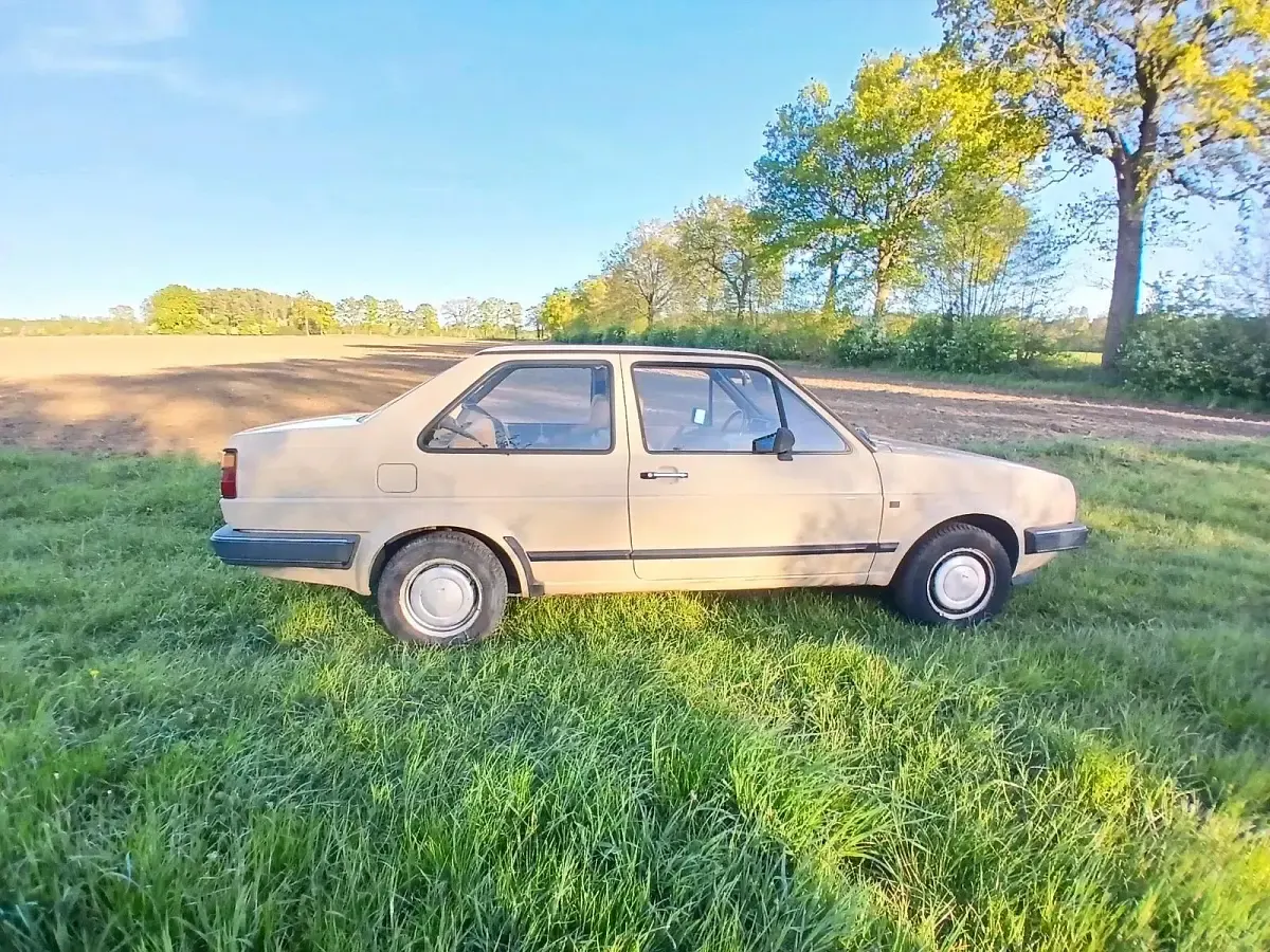 Używany VW Jetta 54 KM (39 kW) 1987 Beżowy Sedan/Limuzyna