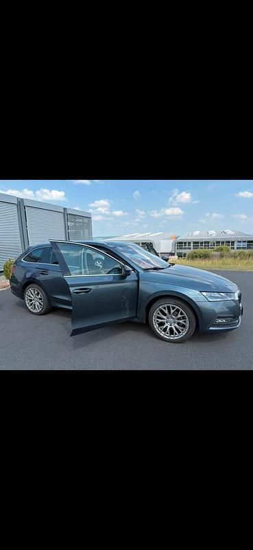 Grau Gebraucht 2020 Skoda Octavia Kombi | 18.950 € (Teuer) - Bild 1/4