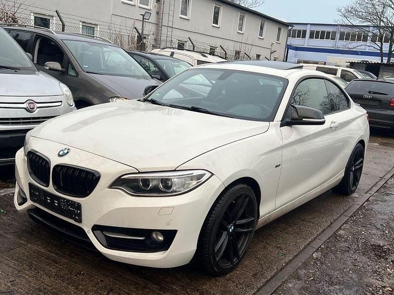 Weiß Gebraucht 2015 BMW 220 Sport Line Coupé | 10.999 € (Fairer Preis) - Bild 1/4