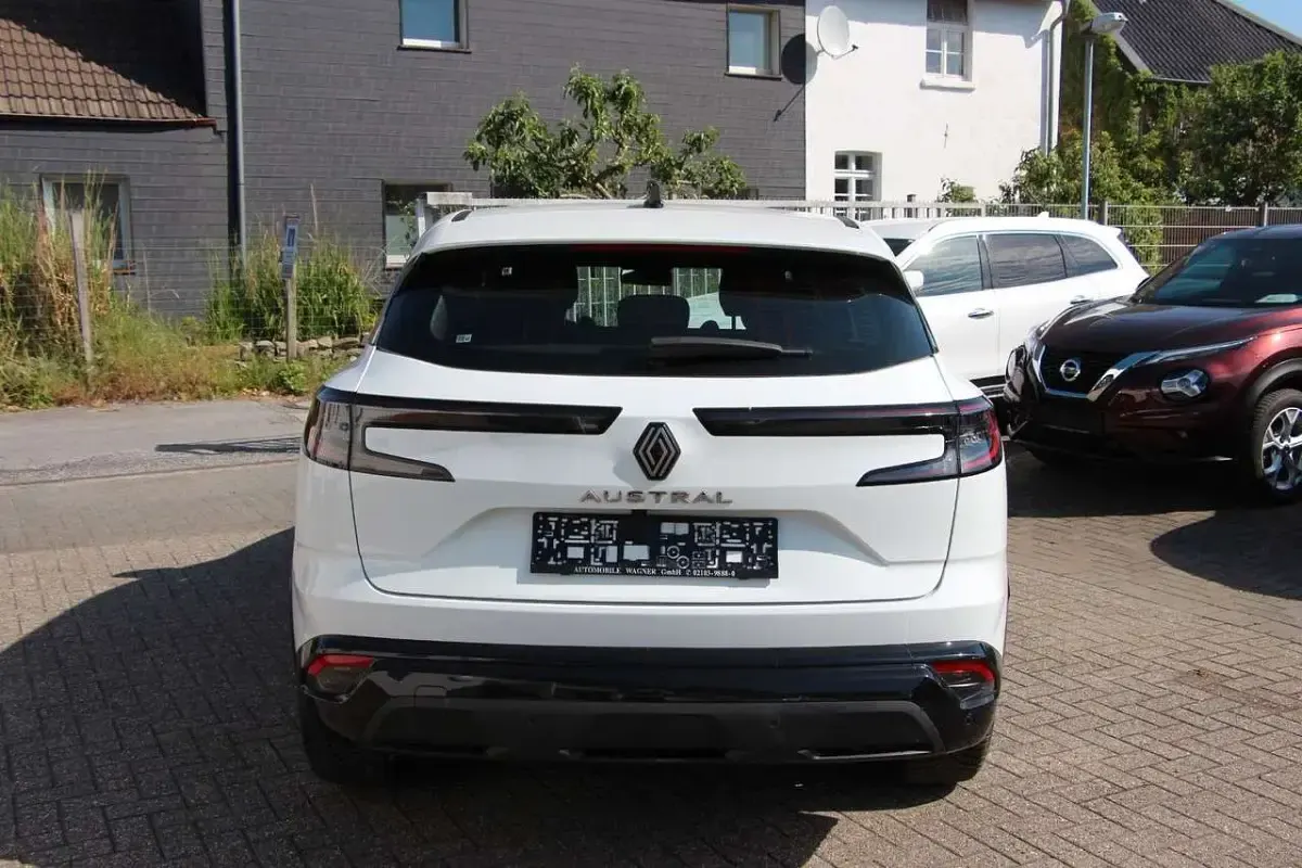 Käytetty Renault Austral Equilibre 140 HP (102 kW) 2023 Valkoinen Katumaasturi