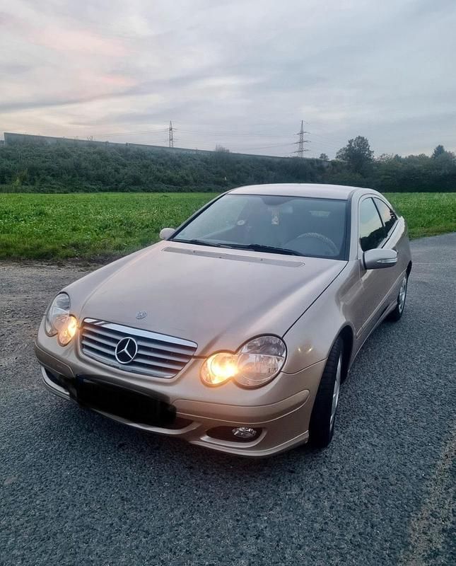 Gold Gebraucht 2005 Mercedes 200 Coupé | 3.300 € - Bild 1/4