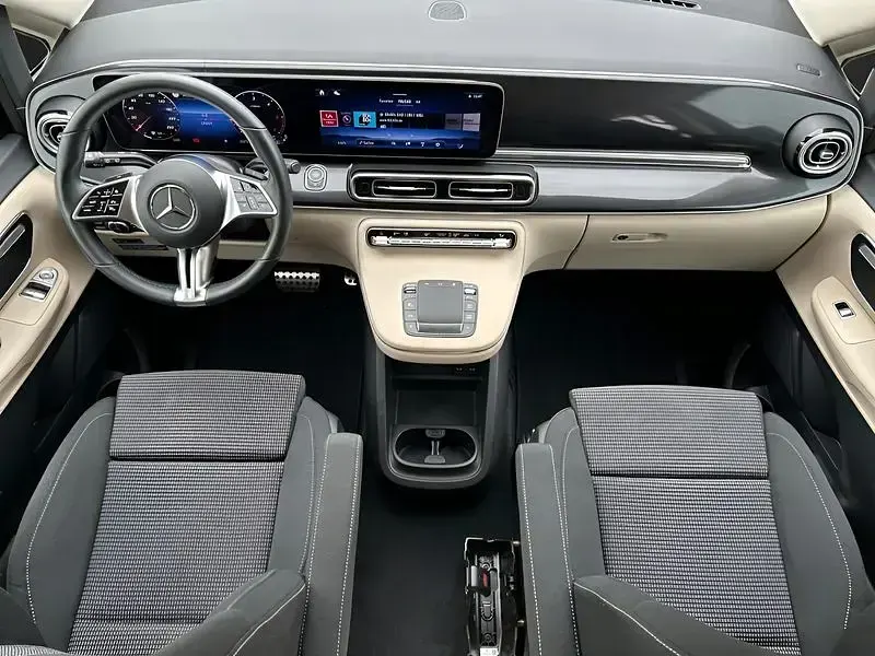 Gebraucht Mercedes V220 163 PS (119 kW) 2024 Grau Van / Kleinbus