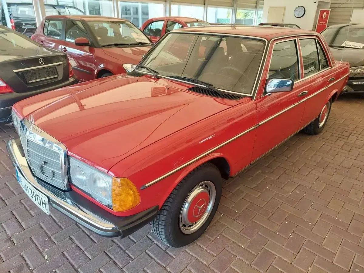 Gebraucht Mercedes 200 95 PS (69 kW) 1979 Rot Limousine
