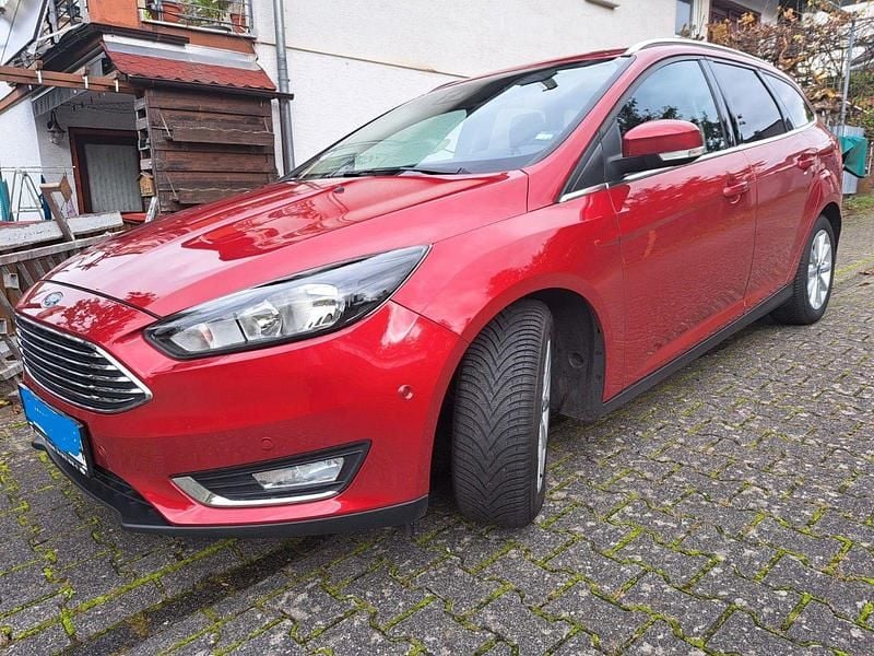 Gebraucht Ford Focus Titanium 125 PS (91 kW) 2015 Rot Kombi