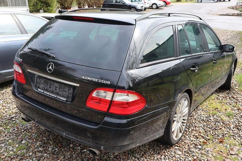 Second-hand Mercedes E200 163 CP (119 kW) 2003 Negru Break