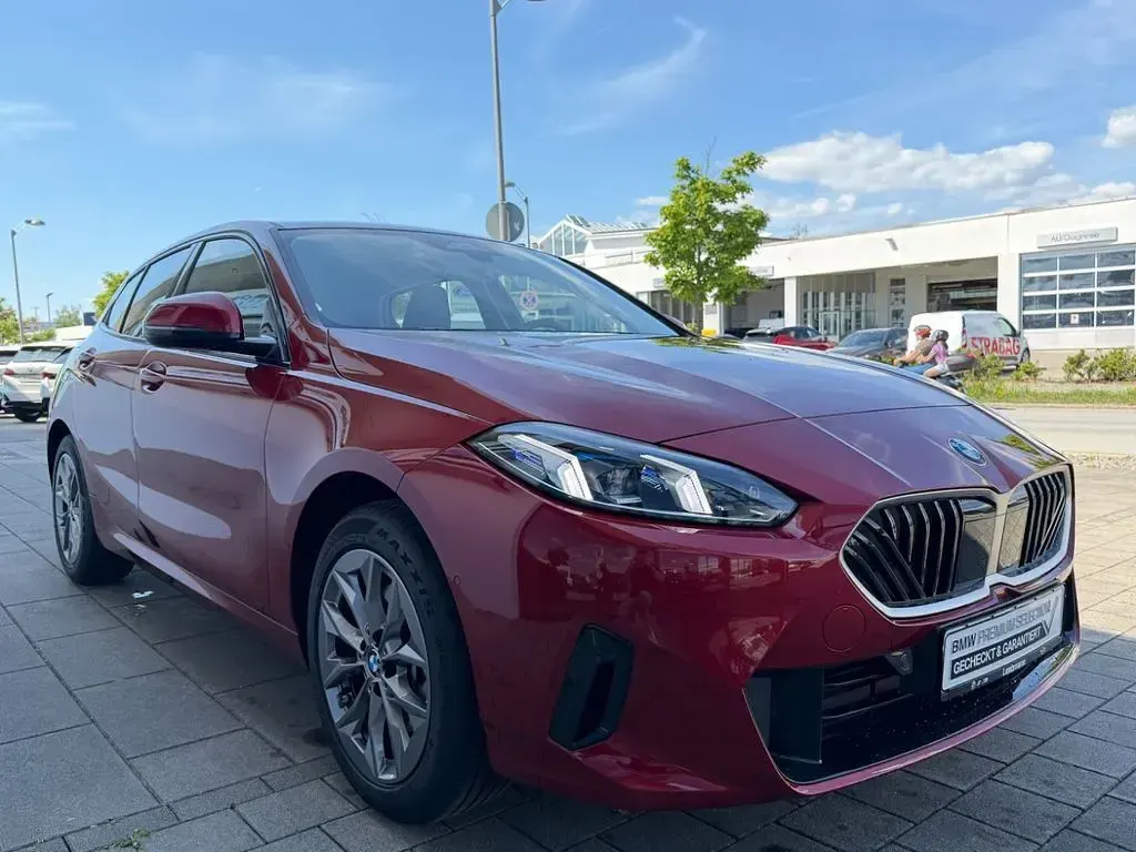 Gebraucht BMW 118 Efficient Dynamics 150 PS (110 kW) 2025 Fire red (metallic) Kleinwagen