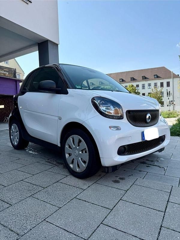 Weiß Gebraucht 2017 Smart ForTwo Coupé Kleinwagen | 12.600 € (Fairer Preis) - Bild 1/4