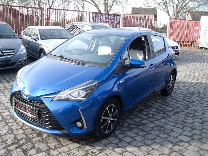 Blau Gebraucht 2018 Toyota Yaris Hybrid Team Limousine | 12.900 € (Fairer Preis) - Bild 1/4