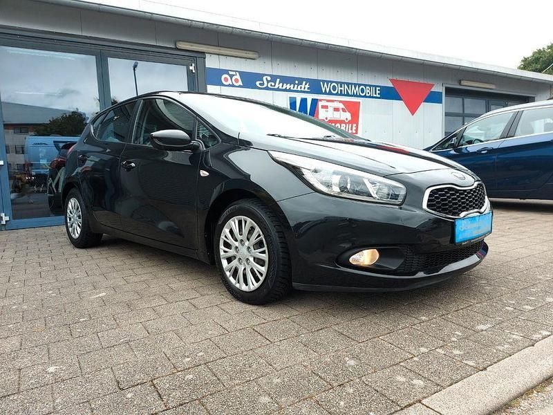 Schwarz Gebraucht 2013 Kia Ceed Attract Limousine | 6.990 € (Fairer Preis) - Bild 1/4
