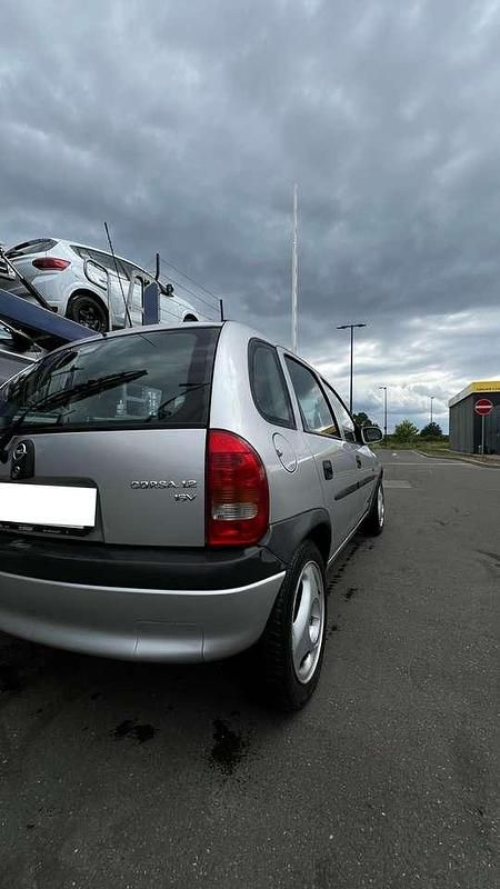Grau Gebraucht 1999 Opel Corsa Kleinwagen | 1.200 € (Fairer Preis) - Bild 1/4
