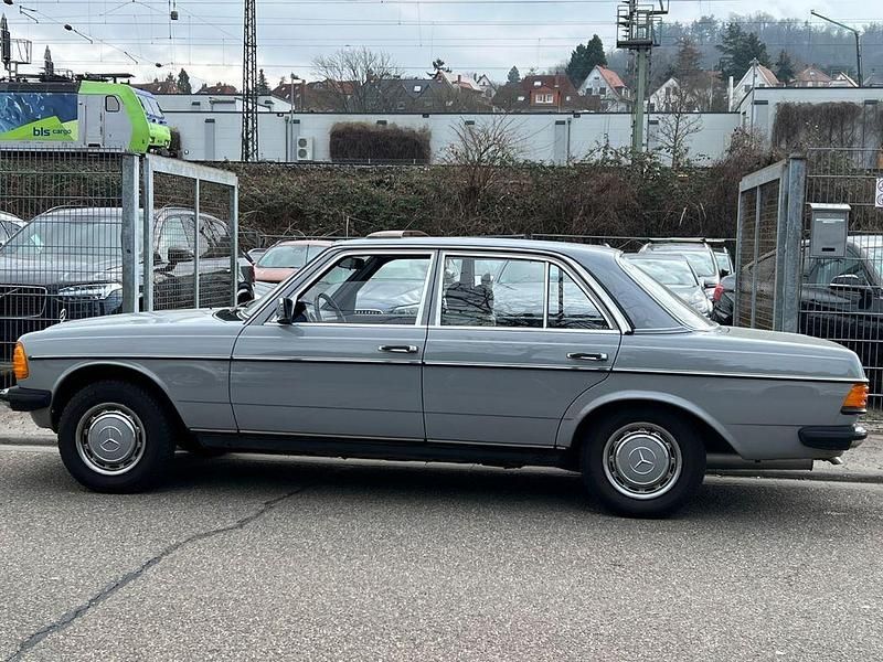 Gebraucht Mercedes 200 109 PS (80 kW) 1983 Grau Limousine