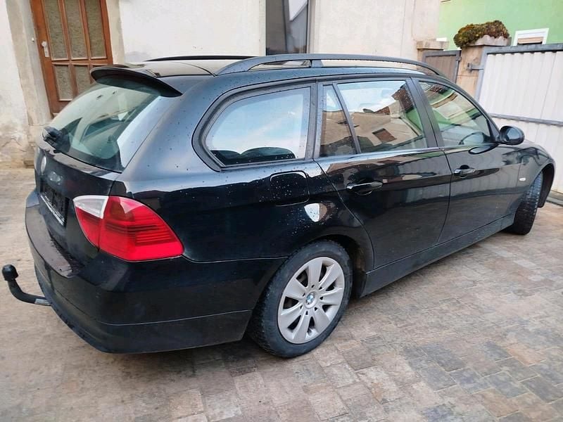 Gebraucht BMW 318 129 PS (94 kW) 2006 Schwarz Kombi