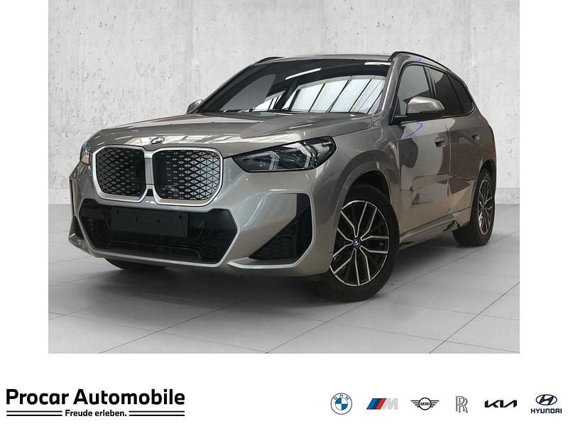 Silber Neu 2025 BMW iX1 M Sport SUV | 52.200 € (Fairer Preis) - Bild 1/4