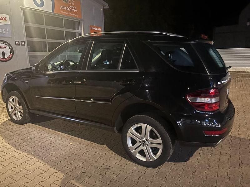 Schwarz Gebraucht 2011 Mercedes 300 SUV | 8.199 € - Bild 1/4