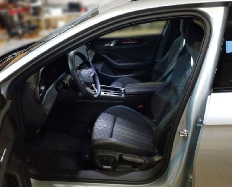 Gebraucht VW Passat R-line 150 PS (110 kW) 2024 Silber Kombi