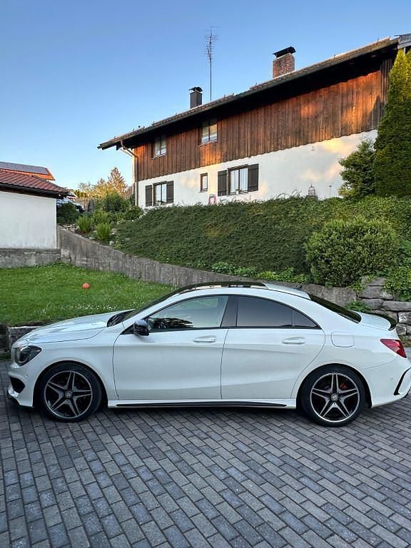 Gebraucht Mercedes CLA220 AMG line 177 PS (130 kW) 2015 Weiß Limousine
