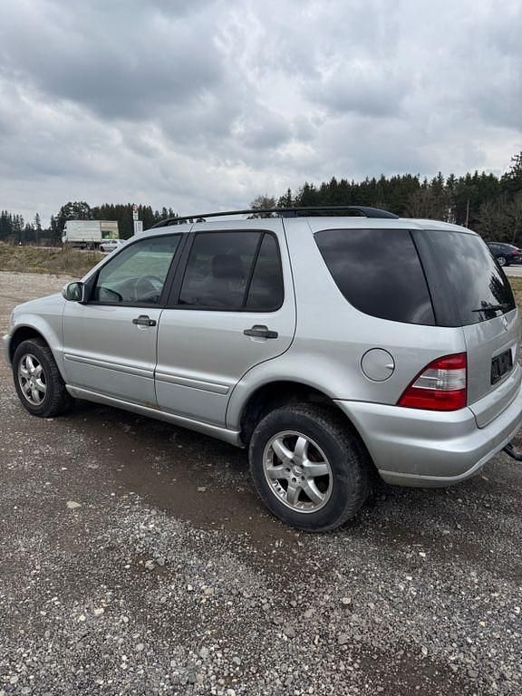 Gebraucht Mercedes ML270 163 PS (119 kW) 2003 Silber SUV