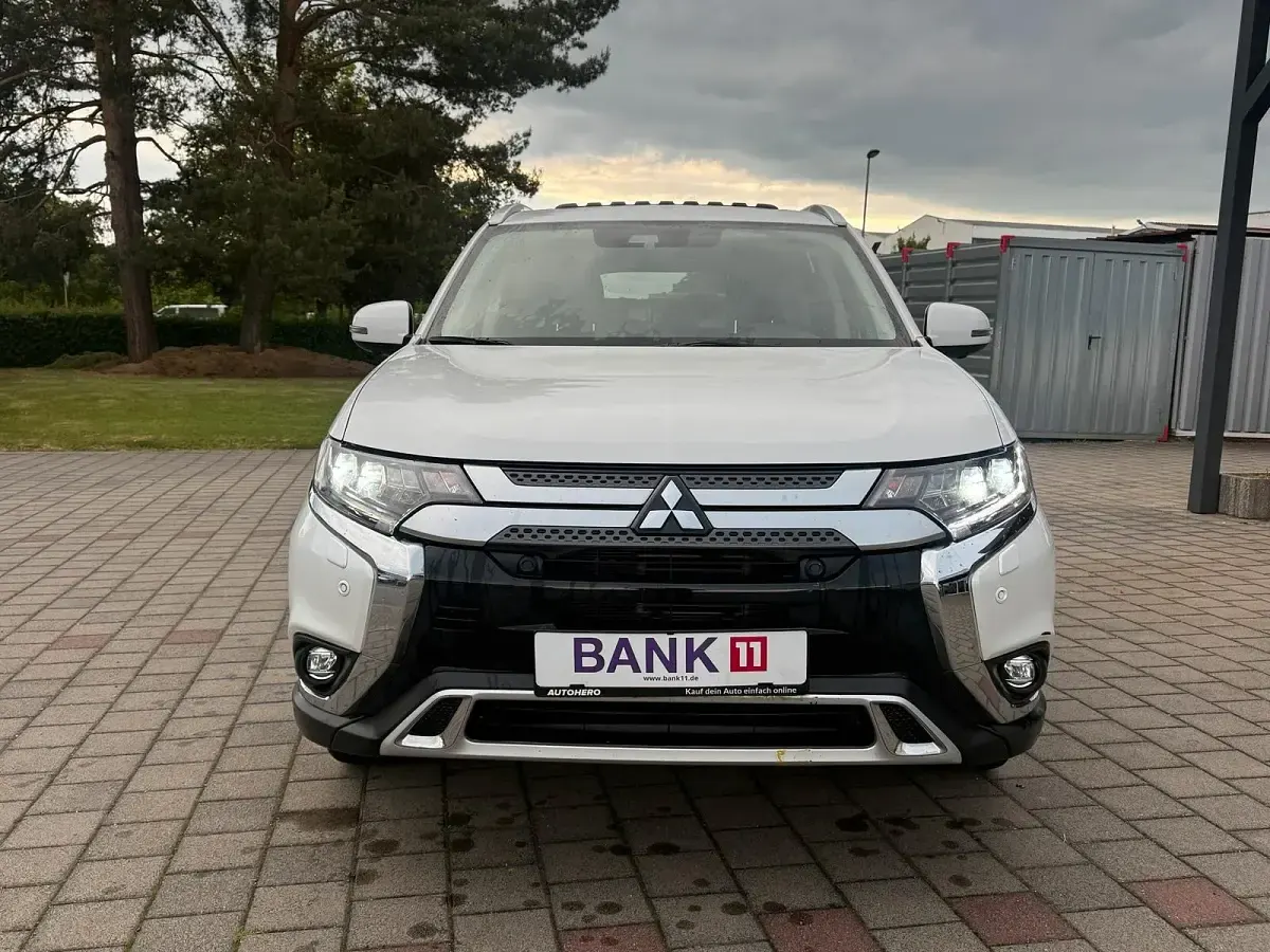 Używany Mitsubishi Outlander Top 150 KM (110 kW) 2020 Biały SUV